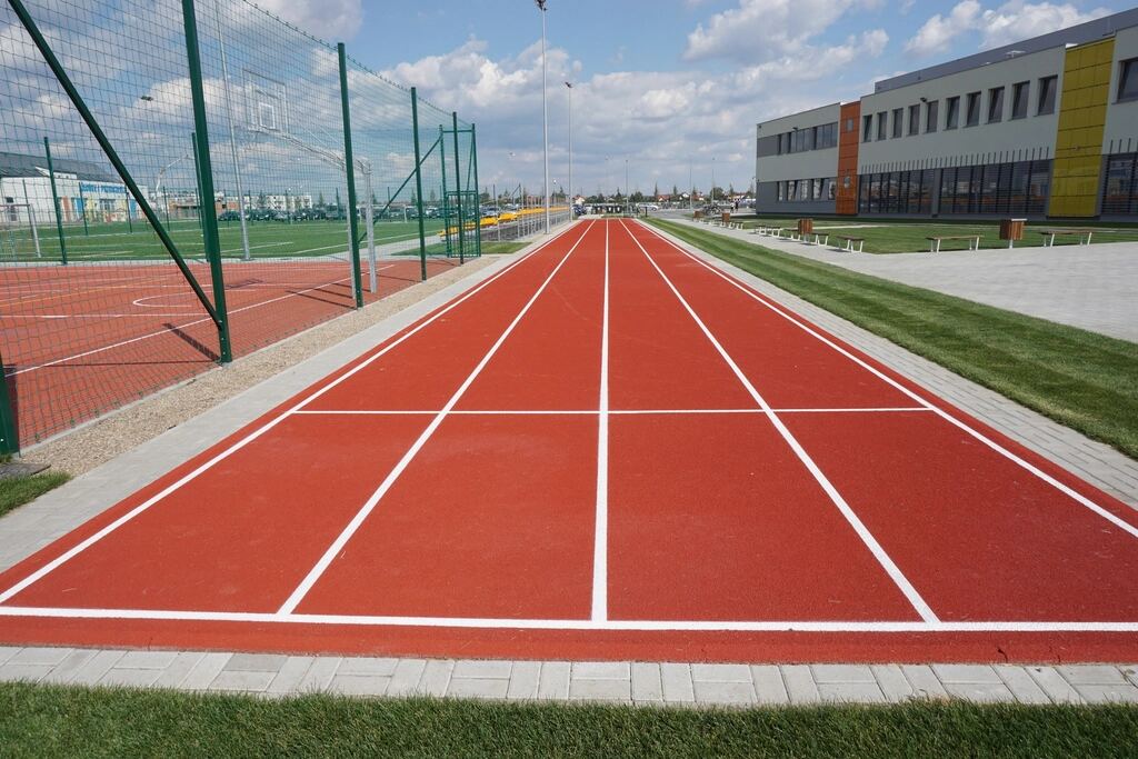 Straight of a synthetic running track